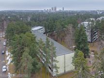 Koti väljässä, rauhallisessa ympäristössä isossa taloyhtiössä.