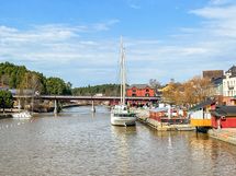 Jokirannassa on paljon ihania kahviloita sekä ravintoloita, joissa viettää aikaa.