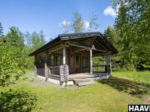 Rannassa suloinen mökki
