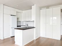 Avokeittiössä on käytännöllinen kiinteä saareke, jossa on mukavasti säilytystilaa.