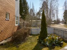 Takapihan aidassa portti.