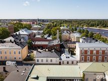 Etualalla kuvan keskellä