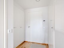 Eteisessä kulkuovi vaatehuoneeseen