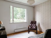 ...3 makuuhuoneeseen josta näkymä tielle