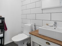 Alakerran erillinen wc