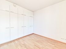 Kaappitilaa löytyy makuuhuoneesta runsaasti!