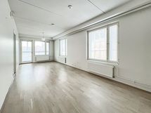 Avaa olohuoneen ikkunat ovat etelään ja itään. Tilaa on ruokailuryhmälle- ja olohuoneen kalusteille.