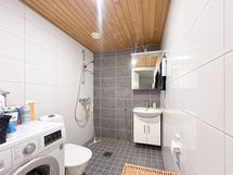 Kylpyhuoneessa on hyvä paikka pyykinpesukoneelle.