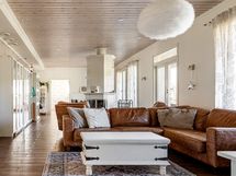 Olohuone, jonka katossa valaistuksena kuituvalot