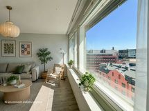 Hyvin hoidetun taloyhtiön 9. kerroksesta tarjolla siistikuntoinen koti mahtavilla näköaloilla.