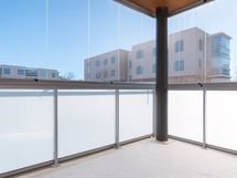 Tilava lasitettu parveke.