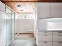 Alimmassa kerroksessa on kodinhoitohuone ja runsaasti säilytystilaa.