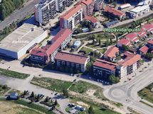 Parkkihalli vasemmalla.