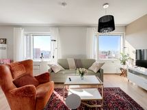 Ikkunat suuntaavat lounaaseen ja etelään. Huoneistossa on kaksi parveketta!