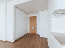 Eteisessä on hyvin kaappitilaa.