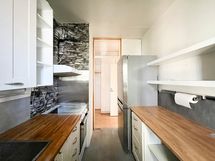 Keittiössä liitäntä astianpesukoneelle.