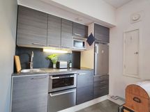 Keittiö remontoitu muutama vuosi sitten. Pieni astianpesukonekin löytyy.