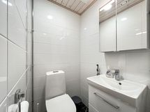 Wc on kätevästi erillään kylpyhuoneesta, joka on erinomainen ratkaisu useamman henkilön taloudessa