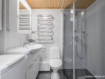 Kylpyhuoneen kalusteet on uusittu v. 2016, pl. wc-istuin.