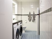 Tilava kylpyhuone kodinhoitotiloineen