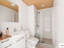 Yläkerran wc jossa myös suihku