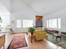 Olohuone korkeaa tilaa.