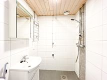 Kylpyhuone on saneerattu ja sinne mahtuu pesukone.