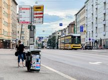Bussi- ja raitiovaunupysäkeille kävelee noin 5 minuutissa.