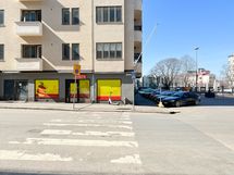 Alepa sekä K-market ovat aivan vieressä,