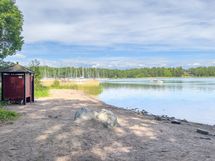 Yhtiöllä pihasauna, josta pääsee suoraan mereen uimaan.