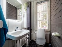 Wc kylpyhuoneen vieressä