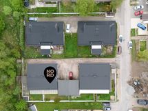 Taloyhtiö seisoo omalla tontilla ja sen korjaus- ja kunnostustoimenpiteet on hoidettu ajallaan.