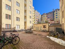 Taloyhtiön ihastuttava sisäpiha.