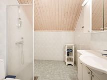 Yläkerran kylpyhuone