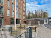 Taloyhtiön sisäpiha on suojaisa ja siellä on lapsille leikkipaikka