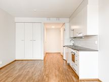 Huoneen perältä löytyy myös säilytystilaa.