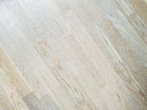 Asunnon lattia on siistissä kunnossa.