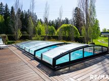 Uima-altaa kate on kokonaan sivuun siirrettävissä