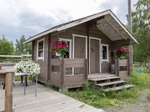 Kentän vieressä kanttiini/toimistorakennus sekä terassi
