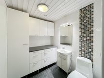 Alakerran wc/kodinhoitohuone