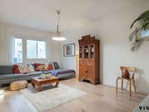 Tilavan olohuoneen ikkuna sisäpihalle.