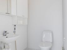 Erillinen juuri maalattu wc.