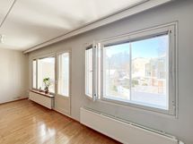 Olohuoneessa on ikkunoita runsaasti lännen suuntaan.