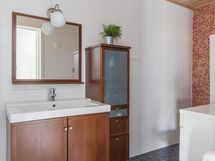 Kylpyhuone kellarissa / Badrum i källaren