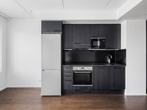 Keittiössä on astianpesukone, induktioliesi ja täysikokoinen jääkaappi-pakastin. Myös mikro on integroituna!
