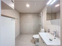 Kylpyhuoneessa on tilaa jopa pesutornille!