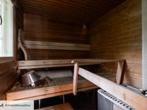 Saunassa perinteinen puukiuas