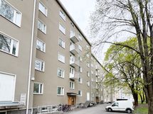 Kulku rappuun on pihan puolelta.