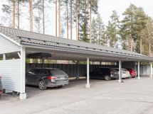 Kaksi autokatospaikkaa myydään asunnon osakkeiden yhteydessä, vmh yhteensä 5000 euroa.