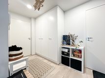 Eteisessä on kivasti säilytystilaa kiinteän kaapiston ansiosta.